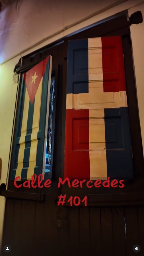 Calle Mercedes 101 con banderas