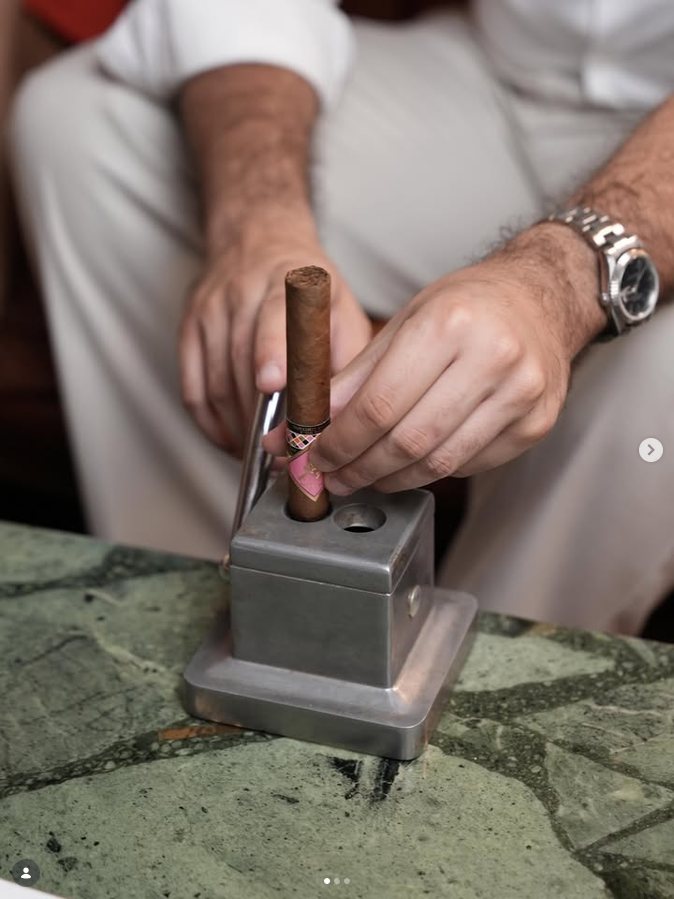 Corte de cigarro en Mercedes Reyes