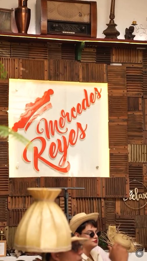 Letrero Mercedes Reyes en el lounge